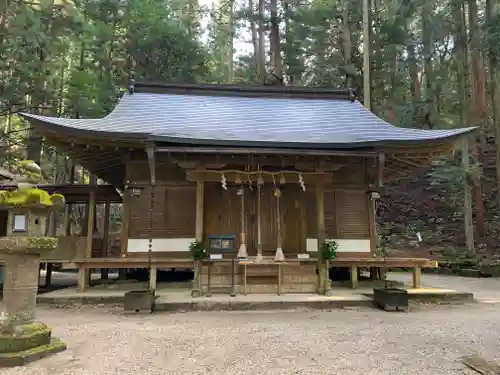 室生龍穴神社の本殿