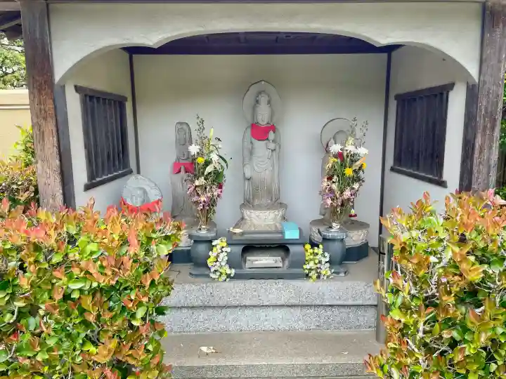地蔵寺の{uncategorized: "未分類", other: "その他", undefined: "問題あり", building: "その他建物", grave: "お墓", sacred_gate: "鳥居", guardian: "狛犬", statue: "像", buddha: "仏像", history: "歴史", nature: "自然", garden: "庭園", animal: "動物", pagoda: "塔", temizu: "手水舎", mountain_gate: "山門・神門", sanctuary: "本殿・本堂", subordinate: "末社・摂社", art: "芸術", scenery: "景色", jizo: "地蔵", ema: "絵馬", goshuin: "御朱印", omikuji: "おみくじ", items: "授与品その他", amulet: "お守り", goshuincho: "御朱印帳", eats: "食事", festival: "お祭り", votive_dance: "神楽", shichigosan: "七五三参", wedding: "結婚式", experience: "体験その他", initially: "初詣", around: "周辺", anti_infection: "感染症対策"}