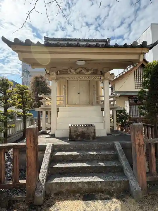 奥津彦神社の{uncategorized: "未分類", other: "その他", undefined: "問題あり", building: "その他建物", grave: "お墓", sacred_gate: "鳥居", guardian: "狛犬", statue: "像", buddha: "仏像", history: "歴史", nature: "自然", garden: "庭園", animal: "動物", pagoda: "塔", temizu: "手水舎", mountain_gate: "山門・神門", sanctuary: "本殿・本堂", subordinate: "末社・摂社", art: "芸術", scenery: "景色", jizo: "地蔵", ema: "絵馬", goshuin: "御朱印", omikuji: "おみくじ", items: "授与品その他", amulet: "お守り", goshuincho: "御朱印帳", eats: "食事", festival: "お祭り", votive_dance: "神楽", shichigosan: "七五三参", wedding: "結婚式", experience: "体験その他", initially: "初詣", around: "周辺", anti_infection: "感染症対策"}