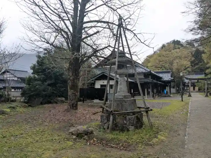 柳廼社の{uncategorized: "未分類", other: "その他", undefined: "問題あり", building: "その他建物", grave: "お墓", sacred_gate: "鳥居", guardian: "狛犬", statue: "像", buddha: "仏像", history: "歴史", nature: "自然", garden: "庭園", animal: "動物", pagoda: "塔", temizu: "手水舎", mountain_gate: "山門・神門", sanctuary: "本殿・本堂", subordinate: "末社・摂社", art: "芸術", scenery: "景色", jizo: "地蔵", ema: "絵馬", goshuin: "御朱印", omikuji: "おみくじ", items: "授与品その他", amulet: "お守り", goshuincho: "御朱印帳", eats: "食事", festival: "お祭り", votive_dance: "神楽", shichigosan: "七五三参", wedding: "結婚式", experience: "体験その他", initially: "初詣", around: "周辺", anti_infection: "感染症対策"}