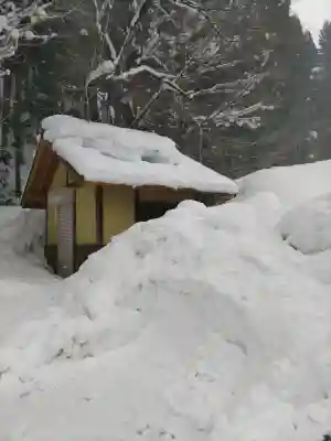白山神社（長滝神社・白山長瀧神社・長滝白山神社）の{uncategorized: "未分類", other: "その他", undefined: "問題あり", building: "その他建物", grave: "お墓", sacred_gate: "鳥居", guardian: "狛犬", statue: "像", buddha: "仏像", history: "歴史", nature: "自然", garden: "庭園", animal: "動物", pagoda: "塔", temizu: "手水舎", mountain_gate: "山門・神門", sanctuary: "本殿・本堂", subordinate: "末社・摂社", art: "芸術", scenery: "景色", jizo: "地蔵", ema: "絵馬", goshuin: "御朱印", omikuji: "おみくじ", items: "授与品その他", amulet: "お守り", goshuincho: "御朱印帳", eats: "食事", festival: "お祭り", votive_dance: "神楽", shichigosan: "七五三参", wedding: "結婚式", experience: "体験その他", initially: "初詣", around: "周辺", anti_infection: "感染症対策"}