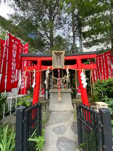 草分稲荷神社の{uncategorized: "未分類", other: "その他", undefined: "問題あり", building: "その他建物", grave: "お墓", sacred_gate: "鳥居", guardian: "狛犬", statue: "像", buddha: "仏像", history: "歴史", nature: "自然", garden: "庭園", animal: "動物", pagoda: "塔", temizu: "手水舎", mountain_gate: "山門・神門", sanctuary: "本殿・本堂", subordinate: "末社・摂社", art: "芸術", scenery: "景色", jizo: "地蔵", ema: "絵馬", goshuin: "御朱印", omikuji: "おみくじ", items: "授与品その他", amulet: "お守り", goshuincho: "御朱印帳", eats: "食事", festival: "お祭り", votive_dance: "神楽", shichigosan: "七五三参", wedding: "結婚式", experience: "体験その他", initially: "初詣", around: "周辺", anti_infection: "感染症対策"}