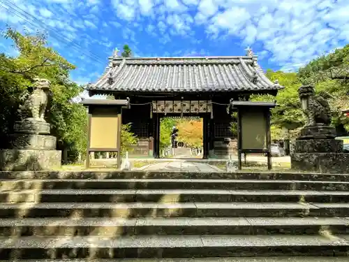 三原八幡宮の山門