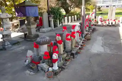 つつじ山、無縁様の仏像