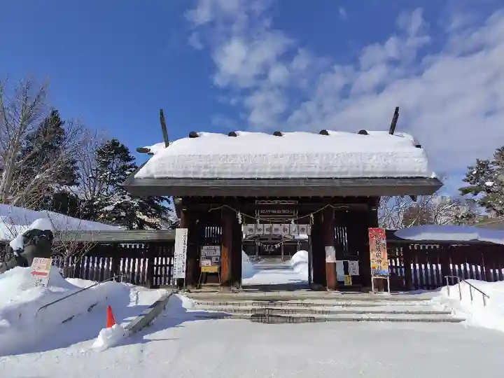 札幌護國神社の山門・神門