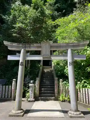 薬王院福徳弁財天洞の鳥居