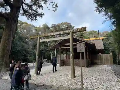 月夜見宮（豊受大神宮別宮）の{uncategorized: "未分類", other: "その他", undefined: "問題あり", building: "その他建物", grave: "お墓", sacred_gate: "鳥居", guardian: "狛犬", statue: "像", buddha: "仏像", history: "歴史", nature: "自然", garden: "庭園", animal: "動物", pagoda: "塔", temizu: "手水舎", mountain_gate: "山門・神門", sanctuary: "本殿・本堂", subordinate: "末社・摂社", art: "芸術", scenery: "景色", jizo: "地蔵", ema: "絵馬", goshuin: "御朱印", omikuji: "おみくじ", items: "授与品その他", amulet: "お守り", goshuincho: "御朱印帳", eats: "食事", festival: "お祭り", votive_dance: "神楽", shichigosan: "七五三参", wedding: "結婚式", experience: "体験その他", initially: "初詣", around: "周辺", anti_infection: "感染症対策"}