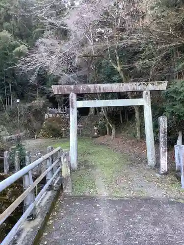 神明・白山社相殿の鳥居