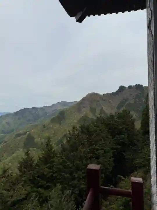 三峯神社の{uncategorized: "未分類", other: "その他", undefined: "問題あり", building: "その他建物", grave: "お墓", sacred_gate: "鳥居", guardian: "狛犬", statue: "像", buddha: "仏像", history: "歴史", nature: "自然", garden: "庭園", animal: "動物", pagoda: "塔", temizu: "手水舎", mountain_gate: "山門・神門", sanctuary: "本殿・本堂", subordinate: "末社・摂社", art: "芸術", scenery: "景色", jizo: "地蔵", ema: "絵馬", goshuin: "御朱印", omikuji: "おみくじ", items: "授与品その他", amulet: "お守り", goshuincho: "御朱印帳", eats: "食事", festival: "お祭り", votive_dance: "神楽", shichigosan: "七五三参", wedding: "結婚式", experience: "体験その他", initially: "初詣", around: "周辺", anti_infection: "感染症対策"}
