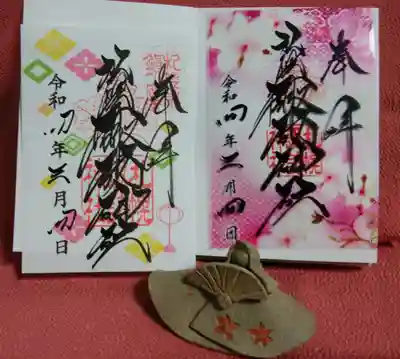 右がクリア、左が通常
（母の作品と一緒に記念撮影🌸）
