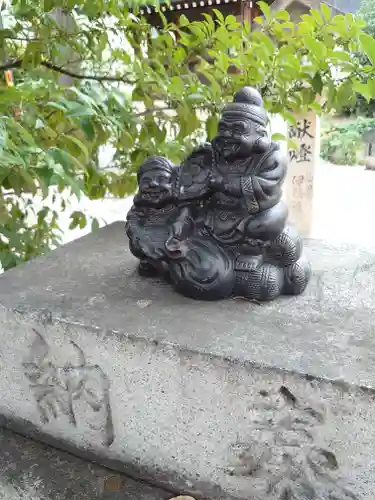 三輪神社の像