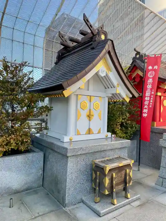 三囲神社(三圍神社)日本橋摂社の{uncategorized: "未分類", other: "その他", undefined: "問題あり", building: "その他建物", grave: "お墓", sacred_gate: "鳥居", guardian: "狛犬", statue: "像", buddha: "仏像", history: "歴史", nature: "自然", garden: "庭園", animal: "動物", pagoda: "塔", temizu: "手水舎", mountain_gate: "山門・神門", sanctuary: "本殿・本堂", subordinate: "末社・摂社", art: "芸術", scenery: "景色", jizo: "地蔵", ema: "絵馬", goshuin: "御朱印", omikuji: "おみくじ", items: "授与品その他", amulet: "お守り", goshuincho: "御朱印帳", eats: "食事", festival: "お祭り", votive_dance: "神楽", shichigosan: "七五三参", wedding: "結婚式", experience: "体験その他", initially: "初詣", around: "周辺", anti_infection: "感染症対策"}