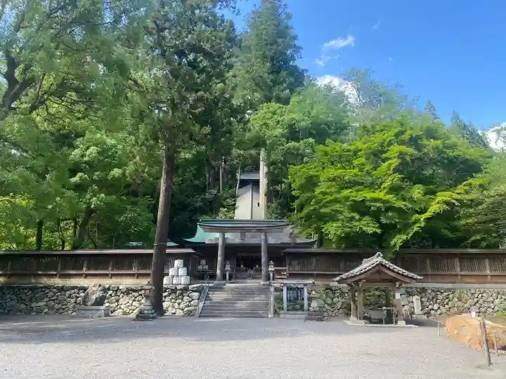 丹生川上神社(下社)の{uncategorized: "未分類", other: "その他", undefined: "問題あり", building: "その他建物", grave: "お墓", sacred_gate: "鳥居", guardian: "狛犬", statue: "像", buddha: "仏像", history: "歴史", nature: "自然", garden: "庭園", animal: "動物", pagoda: "塔", temizu: "手水舎", mountain_gate: "山門・神門", sanctuary: "本殿・本堂", subordinate: "末社・摂社", art: "芸術", scenery: "景色", jizo: "地蔵", ema: "絵馬", goshuin: "御朱印", omikuji: "おみくじ", items: "授与品その他", amulet: "お守り", goshuincho: "御朱印帳", eats: "食事", festival: "お祭り", votive_dance: "神楽", shichigosan: "七五三参", wedding: "結婚式", experience: "体験その他", initially: "初詣", around: "周辺", anti_infection: "感染症対策"}