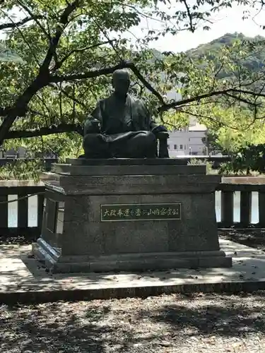 山内神社の像