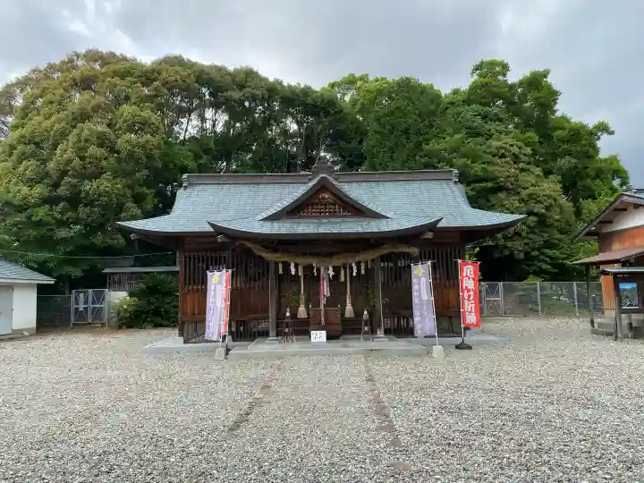 三所神社の{uncategorized: "未分類", other: "その他", undefined: "問題あり", building: "その他建物", grave: "お墓", sacred_gate: "鳥居", guardian: "狛犬", statue: "像", buddha: "仏像", history: "歴史", nature: "自然", garden: "庭園", animal: "動物", pagoda: "塔", temizu: "手水舎", mountain_gate: "山門・神門", sanctuary: "本殿・本堂", subordinate: "末社・摂社", art: "芸術", scenery: "景色", jizo: "地蔵", ema: "絵馬", goshuin: "御朱印", omikuji: "おみくじ", items: "授与品その他", amulet: "お守り", goshuincho: "御朱印帳", eats: "食事", festival: "お祭り", votive_dance: "神楽", shichigosan: "七五三参", wedding: "結婚式", experience: "体験その他", initially: "初詣", around: "周辺", anti_infection: "感染症対策"}