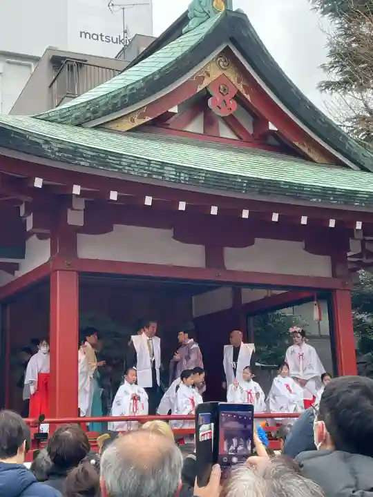 浅草神社の{uncategorized: "未分類", other: "その他", undefined: "問題あり", building: "その他建物", grave: "お墓", sacred_gate: "鳥居", guardian: "狛犬", statue: "像", buddha: "仏像", history: "歴史", nature: "自然", garden: "庭園", animal: "動物", pagoda: "塔", temizu: "手水舎", mountain_gate: "山門・神門", sanctuary: "本殿・本堂", subordinate: "末社・摂社", art: "芸術", scenery: "景色", jizo: "地蔵", ema: "絵馬", goshuin: "御朱印", omikuji: "おみくじ", items: "授与品その他", amulet: "お守り", goshuincho: "御朱印帳", eats: "食事", festival: "お祭り", votive_dance: "神楽", shichigosan: "七五三参", wedding: "結婚式", experience: "体験その他", initially: "初詣", around: "周辺", anti_infection: "感染症対策"}