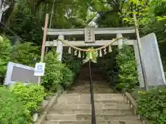 座間神社の鳥居