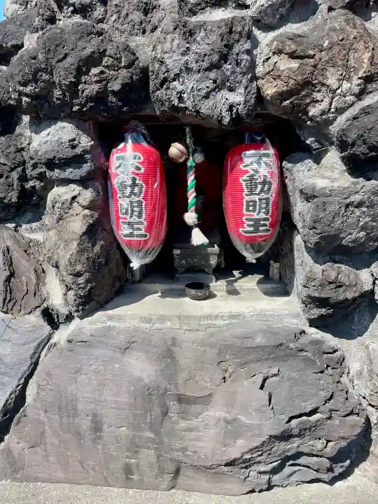 はね瀧道了尊の{uncategorized: "未分類", other: "その他", undefined: "問題あり", building: "その他建物", grave: "お墓", sacred_gate: "鳥居", guardian: "狛犬", statue: "像", buddha: "仏像", history: "歴史", nature: "自然", garden: "庭園", animal: "動物", pagoda: "塔", temizu: "手水舎", mountain_gate: "山門・神門", sanctuary: "本殿・本堂", subordinate: "末社・摂社", art: "芸術", scenery: "景色", jizo: "地蔵", ema: "絵馬", goshuin: "御朱印", omikuji: "おみくじ", items: "授与品その他", amulet: "お守り", goshuincho: "御朱印帳", eats: "食事", festival: "お祭り", votive_dance: "神楽", shichigosan: "七五三参", wedding: "結婚式", experience: "体験その他", initially: "初詣", around: "周辺", anti_infection: "感染症対策"}