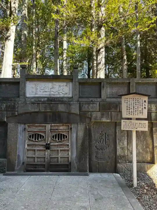 成田山光明堂の{uncategorized: "未分類", other: "その他", undefined: "問題あり", building: "その他建物", grave: "お墓", sacred_gate: "鳥居", guardian: "狛犬", statue: "像", buddha: "仏像", history: "歴史", nature: "自然", garden: "庭園", animal: "動物", pagoda: "塔", temizu: "手水舎", mountain_gate: "山門・神門", sanctuary: "本殿・本堂", subordinate: "末社・摂社", art: "芸術", scenery: "景色", jizo: "地蔵", ema: "絵馬", goshuin: "御朱印", omikuji: "おみくじ", items: "授与品その他", amulet: "お守り", goshuincho: "御朱印帳", eats: "食事", festival: "お祭り", votive_dance: "神楽", shichigosan: "七五三参", wedding: "結婚式", experience: "体験その他", initially: "初詣", around: "周辺", anti_infection: "感染症対策"}