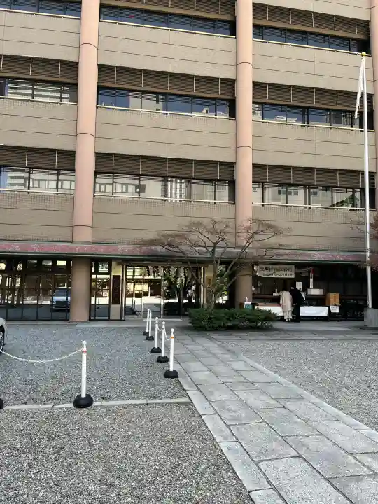 坐摩神社の{uncategorized: "未分類", other: "その他", undefined: "問題あり", building: "その他建物", grave: "お墓", sacred_gate: "鳥居", guardian: "狛犬", statue: "像", buddha: "仏像", history: "歴史", nature: "自然", garden: "庭園", animal: "動物", pagoda: "塔", temizu: "手水舎", mountain_gate: "山門・神門", sanctuary: "本殿・本堂", subordinate: "末社・摂社", art: "芸術", scenery: "景色", jizo: "地蔵", ema: "絵馬", goshuin: "御朱印", omikuji: "おみくじ", items: "授与品その他", amulet: "お守り", goshuincho: "御朱印帳", eats: "食事", festival: "お祭り", votive_dance: "神楽", shichigosan: "七五三参", wedding: "結婚式", experience: "体験その他", initially: "初詣", around: "周辺", anti_infection: "感染症対策"}