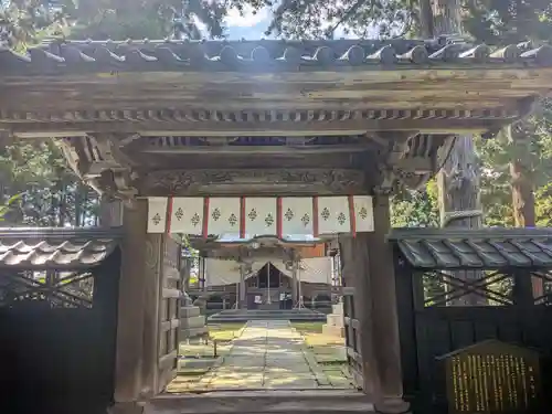 守りの神　藤基神社の山門・神門