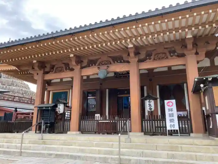 壬生寺の{uncategorized: "未分類", other: "その他", undefined: "問題あり", building: "その他建物", grave: "お墓", sacred_gate: "鳥居", guardian: "狛犬", statue: "像", buddha: "仏像", history: "歴史", nature: "自然", garden: "庭園", animal: "動物", pagoda: "塔", temizu: "手水舎", mountain_gate: "山門・神門", sanctuary: "本殿・本堂", subordinate: "末社・摂社", art: "芸術", scenery: "景色", jizo: "地蔵", ema: "絵馬", goshuin: "御朱印", omikuji: "おみくじ", items: "授与品その他", amulet: "お守り", goshuincho: "御朱印帳", eats: "食事", festival: "お祭り", votive_dance: "神楽", shichigosan: "七五三参", wedding: "結婚式", experience: "体験その他", initially: "初詣", around: "周辺", anti_infection: "感染症対策"}