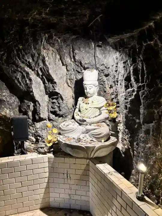 岩戸弘法弘峰寺の{uncategorized: "未分類", other: "その他", undefined: "問題あり", building: "その他建物", grave: "お墓", sacred_gate: "鳥居", guardian: "狛犬", statue: "像", buddha: "仏像", history: "歴史", nature: "自然", garden: "庭園", animal: "動物", pagoda: "塔", temizu: "手水舎", mountain_gate: "山門・神門", sanctuary: "本殿・本堂", subordinate: "末社・摂社", art: "芸術", scenery: "景色", jizo: "地蔵", ema: "絵馬", goshuin: "御朱印", omikuji: "おみくじ", items: "授与品その他", amulet: "お守り", goshuincho: "御朱印帳", eats: "食事", festival: "お祭り", votive_dance: "神楽", shichigosan: "七五三参", wedding: "結婚式", experience: "体験その他", initially: "初詣", around: "周辺", anti_infection: "感染症対策"}