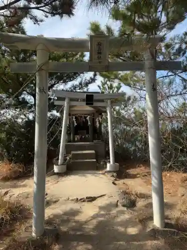 箱島神社の{uncategorized: "未分類", other: "その他", undefined: "問題あり", building: "その他建物", grave: "お墓", sacred_gate: "鳥居", guardian: "狛犬", statue: "像", buddha: "仏像", history: "歴史", nature: "自然", garden: "庭園", animal: "動物", pagoda: "塔", temizu: "手水舎", mountain_gate: "山門・神門", sanctuary: "本殿・本堂", subordinate: "末社・摂社", art: "芸術", scenery: "景色", jizo: "地蔵", ema: "絵馬", goshuin: "御朱印", omikuji: "おみくじ", items: "授与品その他", amulet: "お守り", goshuincho: "御朱印帳", eats: "食事", festival: "お祭り", votive_dance: "神楽", shichigosan: "七五三参", wedding: "結婚式", experience: "体験その他", initially: "初詣", around: "周辺", anti_infection: "感染症対策"}