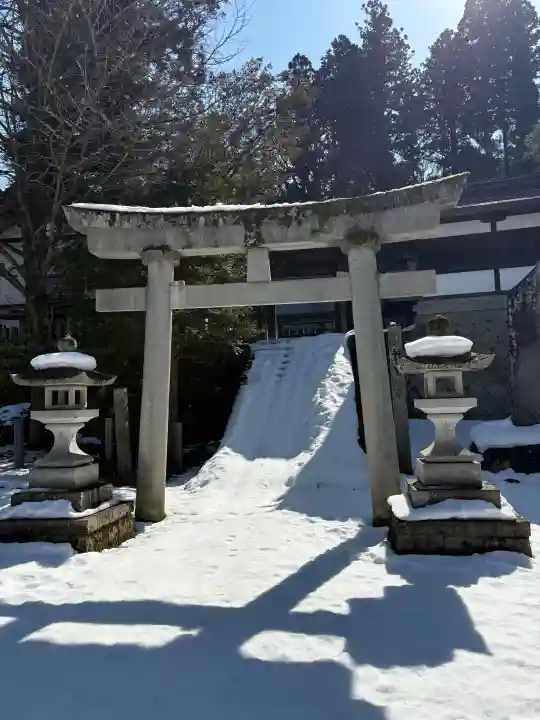 飛驒護國神社の{uncategorized: "未分類", other: "その他", undefined: "問題あり", building: "その他建物", grave: "お墓", sacred_gate: "鳥居", guardian: "狛犬", statue: "像", buddha: "仏像", history: "歴史", nature: "自然", garden: "庭園", animal: "動物", pagoda: "塔", temizu: "手水舎", mountain_gate: "山門・神門", sanctuary: "本殿・本堂", subordinate: "末社・摂社", art: "芸術", scenery: "景色", jizo: "地蔵", ema: "絵馬", goshuin: "御朱印", omikuji: "おみくじ", items: "授与品その他", amulet: "お守り", goshuincho: "御朱印帳", eats: "食事", festival: "お祭り", votive_dance: "神楽", shichigosan: "七五三参", wedding: "結婚式", experience: "体験その他", initially: "初詣", around: "周辺", anti_infection: "感染症対策"}