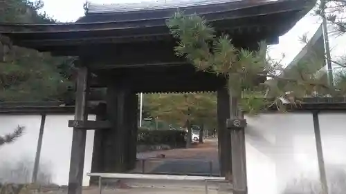 洞春寺の山門