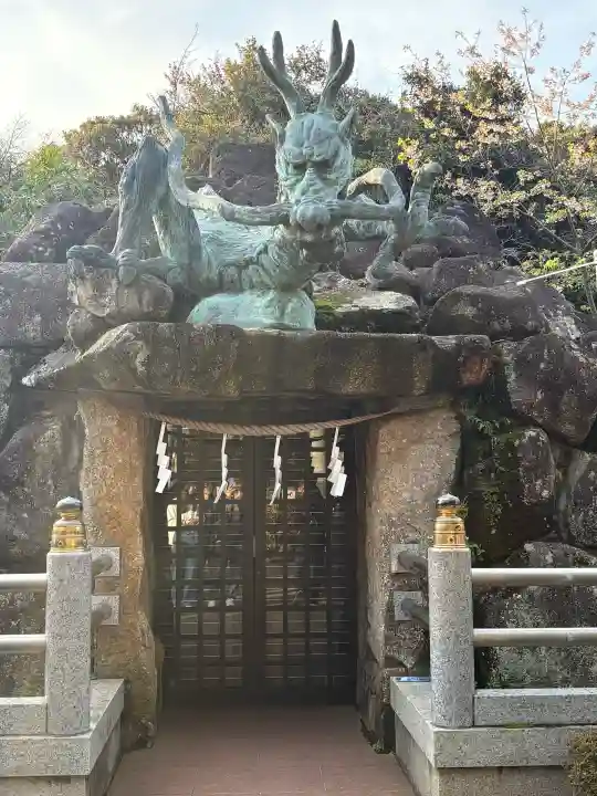 江島神社の{uncategorized: "未分類", other: "その他", undefined: "問題あり", building: "その他建物", grave: "お墓", sacred_gate: "鳥居", guardian: "狛犬", statue: "像", buddha: "仏像", history: "歴史", nature: "自然", garden: "庭園", animal: "動物", pagoda: "塔", temizu: "手水舎", mountain_gate: "山門・神門", sanctuary: "本殿・本堂", subordinate: "末社・摂社", art: "芸術", scenery: "景色", jizo: "地蔵", ema: "絵馬", goshuin: "御朱印", omikuji: "おみくじ", items: "授与品その他", amulet: "お守り", goshuincho: "御朱印帳", eats: "食事", festival: "お祭り", votive_dance: "神楽", shichigosan: "七五三参", wedding: "結婚式", experience: "体験その他", initially: "初詣", around: "周辺", anti_infection: "感染症対策"}