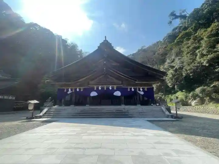 美保神社の{uncategorized: "未分類", other: "その他", undefined: "問題あり", building: "その他建物", grave: "お墓", sacred_gate: "鳥居", guardian: "狛犬", statue: "像", buddha: "仏像", history: "歴史", nature: "自然", garden: "庭園", animal: "動物", pagoda: "塔", temizu: "手水舎", mountain_gate: "山門・神門", sanctuary: "本殿・本堂", subordinate: "末社・摂社", art: "芸術", scenery: "景色", jizo: "地蔵", ema: "絵馬", goshuin: "御朱印", omikuji: "おみくじ", items: "授与品その他", amulet: "お守り", goshuincho: "御朱印帳", eats: "食事", festival: "お祭り", votive_dance: "神楽", shichigosan: "七五三参", wedding: "結婚式", experience: "体験その他", initially: "初詣", around: "周辺", anti_infection: "感染症対策"}