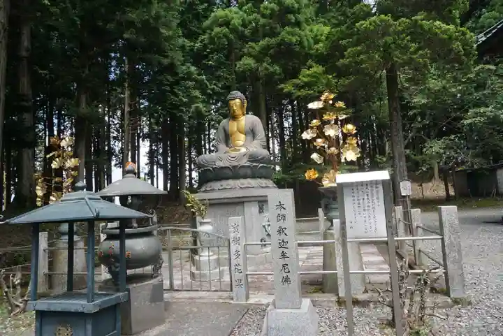 身延山奥之院思親閣の仏像