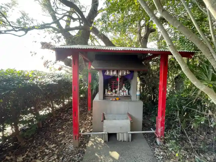 嬉野稲荷神社の{uncategorized: "未分類", other: "その他", undefined: "問題あり", building: "その他建物", grave: "お墓", sacred_gate: "鳥居", guardian: "狛犬", statue: "像", buddha: "仏像", history: "歴史", nature: "自然", garden: "庭園", animal: "動物", pagoda: "塔", temizu: "手水舎", mountain_gate: "山門・神門", sanctuary: "本殿・本堂", subordinate: "末社・摂社", art: "芸術", scenery: "景色", jizo: "地蔵", ema: "絵馬", goshuin: "御朱印", omikuji: "おみくじ", items: "授与品その他", amulet: "お守り", goshuincho: "御朱印帳", eats: "食事", festival: "お祭り", votive_dance: "神楽", shichigosan: "七五三参", wedding: "結婚式", experience: "体験その他", initially: "初詣", around: "周辺", anti_infection: "感染症対策"}