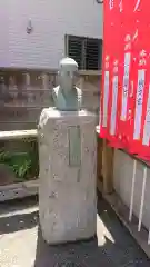 穏田神社の像