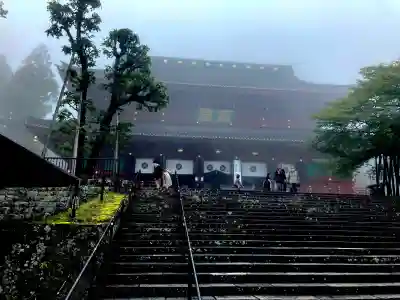 日光山輪王寺三仏堂の{uncategorized: "未分類", other: "その他", undefined: "問題あり", building: "その他建物", grave: "お墓", sacred_gate: "鳥居", guardian: "狛犬", statue: "像", buddha: "仏像", history: "歴史", nature: "自然", garden: "庭園", animal: "動物", pagoda: "塔", temizu: "手水舎", mountain_gate: "山門・神門", sanctuary: "本殿・本堂", subordinate: "末社・摂社", art: "芸術", scenery: "景色", jizo: "地蔵", ema: "絵馬", goshuin: "御朱印", omikuji: "おみくじ", items: "授与品その他", amulet: "お守り", goshuincho: "御朱印帳", eats: "食事", festival: "お祭り", votive_dance: "神楽", shichigosan: "七五三参", wedding: "結婚式", experience: "体験その他", initially: "初詣", around: "周辺", anti_infection: "感染症対策"}