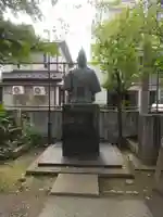 須賀神社の像