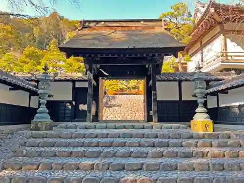 尊永寺の山門