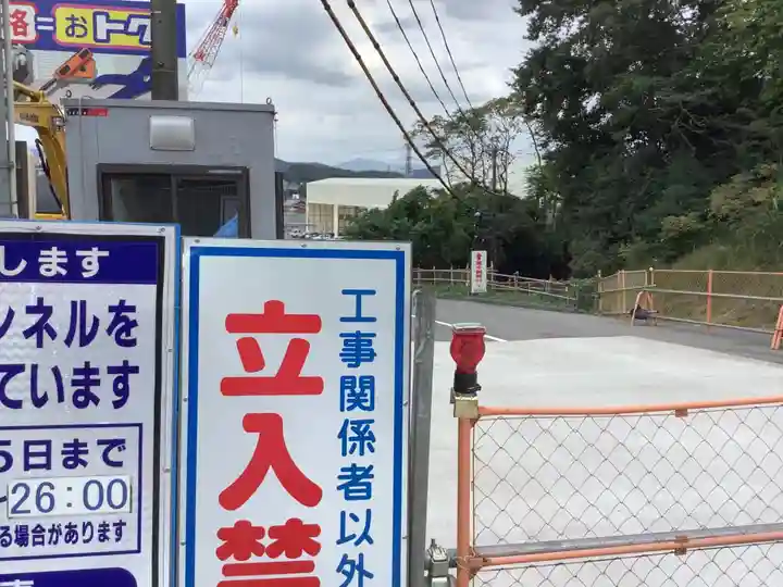 祠、行者像の周辺