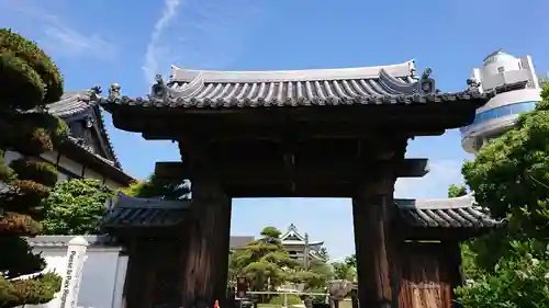 月照寺の山門