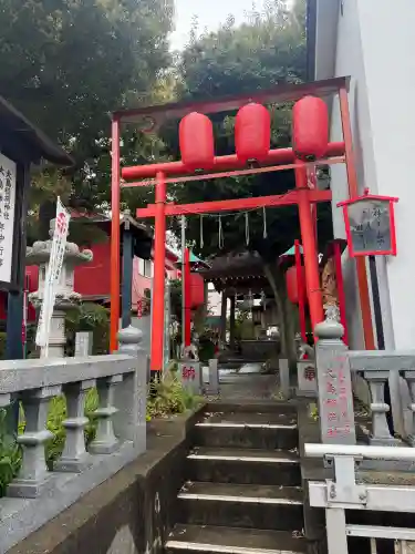大島稲荷神社の{uncategorized: "未分類", other: "その他", undefined: "問題あり", building: "その他建物", grave: "お墓", sacred_gate: "鳥居", guardian: "狛犬", statue: "像", buddha: "仏像", history: "歴史", nature: "自然", garden: "庭園", animal: "動物", pagoda: "塔", temizu: "手水舎", mountain_gate: "山門・神門", sanctuary: "本殿・本堂", subordinate: "末社・摂社", art: "芸術", scenery: "景色", jizo: "地蔵", ema: "絵馬", goshuin: "御朱印", omikuji: "おみくじ", items: "授与品その他", amulet: "お守り", goshuincho: "御朱印帳", eats: "食事", festival: "お祭り", votive_dance: "神楽", shichigosan: "七五三参", wedding: "結婚式", experience: "体験その他", initially: "初詣", around: "周辺", anti_infection: "感染症対策"}