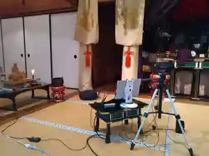 令和3年7月の定例坐禅会・初心坐禅会は、オンライン坐禅「うちで坐ろう」形式でZOOMを使用します。ご自宅でのオンライン環境での参加が難しい方は、本堂でのパブリックビューイング(PV)坐禅もあります。
※坐り方の説明はありませんので、坐禅経験者に限ります。坐り方の案内が必要な方は、4日朝開催の坐禅会に参加して下さい。
◆日時
7月3日(土)16時30分~18時00分
16:20 オンライン開室
16:30 坐禅①
17:00 経行
17:10 坐禅②『普勧坐禅儀』読誦
17:40 おはなし・感想シェア
18:00 オンライン閉室
◆参加申し込み方法
ZOOMでの事前申込をお願い致します。
https://zoom.us/meeting/register/tJArdeiorjsoGtBhromn3dvJM2BPVBvh1r2H
◆参加費
無料
※日頃の善行を心掛けて下さい。その善行が善行を呼び、社会全体が善くなれば当寺にもその功徳が及ぶことを期待しています。
◆事前準備について
※PC・スマホなどで、Zoomが使えるようにして下さい。
※お尻に敷くための坐禅用の坐蒲(ざふ)があれば何よりですが、座蒲団(ざぶとん)・固めのクッション・バスタオル5枚程度などでもOK。
※服装は、身体を窮屈にしない緩やかなものが良いです。
※複数人での参加、お子さんと一緒に参加することもできます。坐禅中はミュートで参加して下さい。
※最後に、参加者から感想・質問等をお聞きするかもしれません。差し支えない方はカメラ・マイクオンにして下さい。