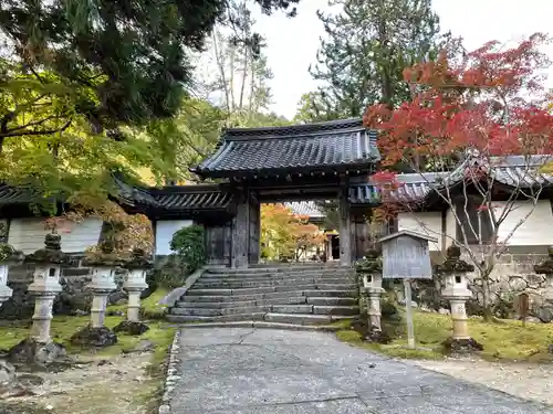 西明寺の山門