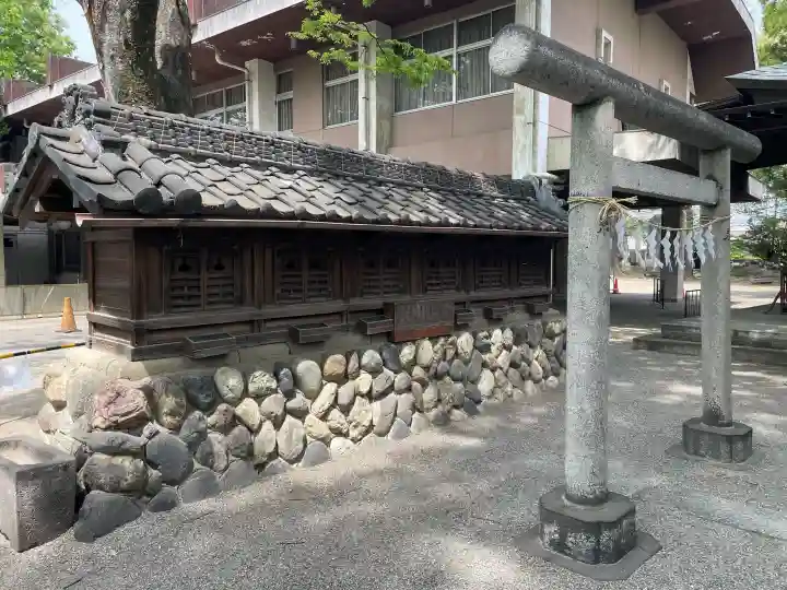 高城神社の{uncategorized: "未分類", other: "その他", undefined: "問題あり", building: "その他建物", grave: "お墓", sacred_gate: "鳥居", guardian: "狛犬", statue: "像", buddha: "仏像", history: "歴史", nature: "自然", garden: "庭園", animal: "動物", pagoda: "塔", temizu: "手水舎", mountain_gate: "山門・神門", sanctuary: "本殿・本堂", subordinate: "末社・摂社", art: "芸術", scenery: "景色", jizo: "地蔵", ema: "絵馬", goshuin: "御朱印", omikuji: "おみくじ", items: "授与品その他", amulet: "お守り", goshuincho: "御朱印帳", eats: "食事", festival: "お祭り", votive_dance: "神楽", shichigosan: "七五三参", wedding: "結婚式", experience: "体験その他", initially: "初詣", around: "周辺", anti_infection: "感染症対策"}