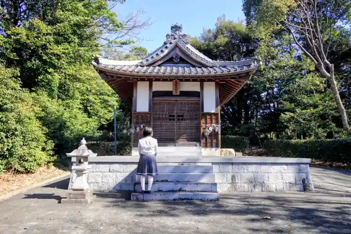 砥鹿神社(砥鹿大明神)の{uncategorized: "未分類", other: "その他", undefined: "問題あり", building: "その他建物", grave: "お墓", sacred_gate: "鳥居", guardian: "狛犬", statue: "像", buddha: "仏像", history: "歴史", nature: "自然", garden: "庭園", animal: "動物", pagoda: "塔", temizu: "手水舎", mountain_gate: "山門・神門", sanctuary: "本殿・本堂", subordinate: "末社・摂社", art: "芸術", scenery: "景色", jizo: "地蔵", ema: "絵馬", goshuin: "御朱印", omikuji: "おみくじ", items: "授与品その他", amulet: "お守り", goshuincho: "御朱印帳", eats: "食事", festival: "お祭り", votive_dance: "神楽", shichigosan: "七五三参", wedding: "結婚式", experience: "体験その他", initially: "初詣", around: "周辺", anti_infection: "感染症対策"}