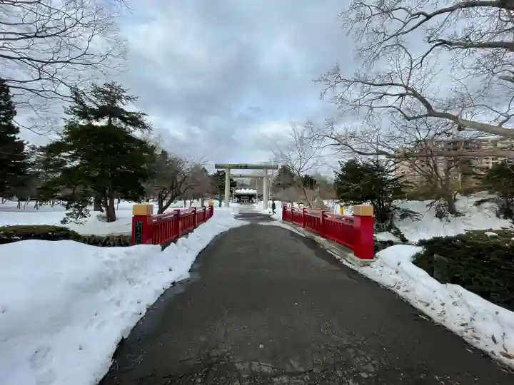 札幌護國神社の{uncategorized: "未分類", other: "その他", undefined: "問題あり", building: "その他建物", grave: "お墓", sacred_gate: "鳥居", guardian: "狛犬", statue: "像", buddha: "仏像", history: "歴史", nature: "自然", garden: "庭園", animal: "動物", pagoda: "塔", temizu: "手水舎", mountain_gate: "山門・神門", sanctuary: "本殿・本堂", subordinate: "末社・摂社", art: "芸術", scenery: "景色", jizo: "地蔵", ema: "絵馬", goshuin: "御朱印", omikuji: "おみくじ", items: "授与品その他", amulet: "お守り", goshuincho: "御朱印帳", eats: "食事", festival: "お祭り", votive_dance: "神楽", shichigosan: "七五三参", wedding: "結婚式", experience: "体験その他", initially: "初詣", around: "周辺", anti_infection: "感染症対策"}