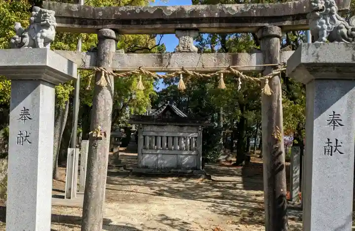 熊野社の{uncategorized: "未分類", other: "その他", undefined: "問題あり", building: "その他建物", grave: "お墓", sacred_gate: "鳥居", guardian: "狛犬", statue: "像", buddha: "仏像", history: "歴史", nature: "自然", garden: "庭園", animal: "動物", pagoda: "塔", temizu: "手水舎", mountain_gate: "山門・神門", sanctuary: "本殿・本堂", subordinate: "末社・摂社", art: "芸術", scenery: "景色", jizo: "地蔵", ema: "絵馬", goshuin: "御朱印", omikuji: "おみくじ", items: "授与品その他", amulet: "お守り", goshuincho: "御朱印帳", eats: "食事", festival: "お祭り", votive_dance: "神楽", shichigosan: "七五三参", wedding: "結婚式", experience: "体験その他", initially: "初詣", around: "周辺", anti_infection: "感染症対策"}