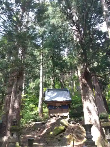 雄山神社中宮祈願殿の{uncategorized: "未分類", other: "その他", undefined: "問題あり", building: "その他建物", grave: "お墓", sacred_gate: "鳥居", guardian: "狛犬", statue: "像", buddha: "仏像", history: "歴史", nature: "自然", garden: "庭園", animal: "動物", pagoda: "塔", temizu: "手水舎", mountain_gate: "山門・神門", sanctuary: "本殿・本堂", subordinate: "末社・摂社", art: "芸術", scenery: "景色", jizo: "地蔵", ema: "絵馬", goshuin: "御朱印", omikuji: "おみくじ", items: "授与品その他", amulet: "お守り", goshuincho: "御朱印帳", eats: "食事", festival: "お祭り", votive_dance: "神楽", shichigosan: "七五三参", wedding: "結婚式", experience: "体験その他", initially: "初詣", around: "周辺", anti_infection: "感染症対策"}