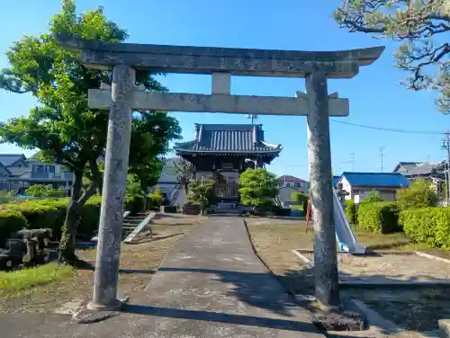 八幡神社の{uncategorized: "未分類", other: "その他", undefined: "問題あり", building: "その他建物", grave: "お墓", sacred_gate: "鳥居", guardian: "狛犬", statue: "像", buddha: "仏像", history: "歴史", nature: "自然", garden: "庭園", animal: "動物", pagoda: "塔", temizu: "手水舎", mountain_gate: "山門・神門", sanctuary: "本殿・本堂", subordinate: "末社・摂社", art: "芸術", scenery: "景色", jizo: "地蔵", ema: "絵馬", goshuin: "御朱印", omikuji: "おみくじ", items: "授与品その他", amulet: "お守り", goshuincho: "御朱印帳", eats: "食事", festival: "お祭り", votive_dance: "神楽", shichigosan: "七五三参", wedding: "結婚式", experience: "体験その他", initially: "初詣", around: "周辺", anti_infection: "感染症対策"}