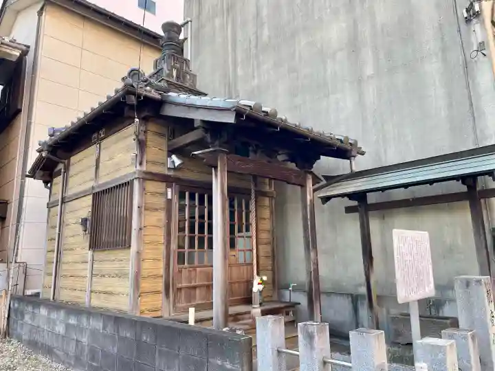 山中千手観音堂の{uncategorized: "未分類", other: "その他", undefined: "問題あり", building: "その他建物", grave: "お墓", sacred_gate: "鳥居", guardian: "狛犬", statue: "像", buddha: "仏像", history: "歴史", nature: "自然", garden: "庭園", animal: "動物", pagoda: "塔", temizu: "手水舎", mountain_gate: "山門・神門", sanctuary: "本殿・本堂", subordinate: "末社・摂社", art: "芸術", scenery: "景色", jizo: "地蔵", ema: "絵馬", goshuin: "御朱印", omikuji: "おみくじ", items: "授与品その他", amulet: "お守り", goshuincho: "御朱印帳", eats: "食事", festival: "お祭り", votive_dance: "神楽", shichigosan: "七五三参", wedding: "結婚式", experience: "体験その他", initially: "初詣", around: "周辺", anti_infection: "感染症対策"}
